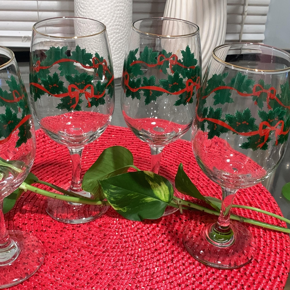 Christmas Wine Glass Set Of 4, with Red and Green Design And Gold Trim